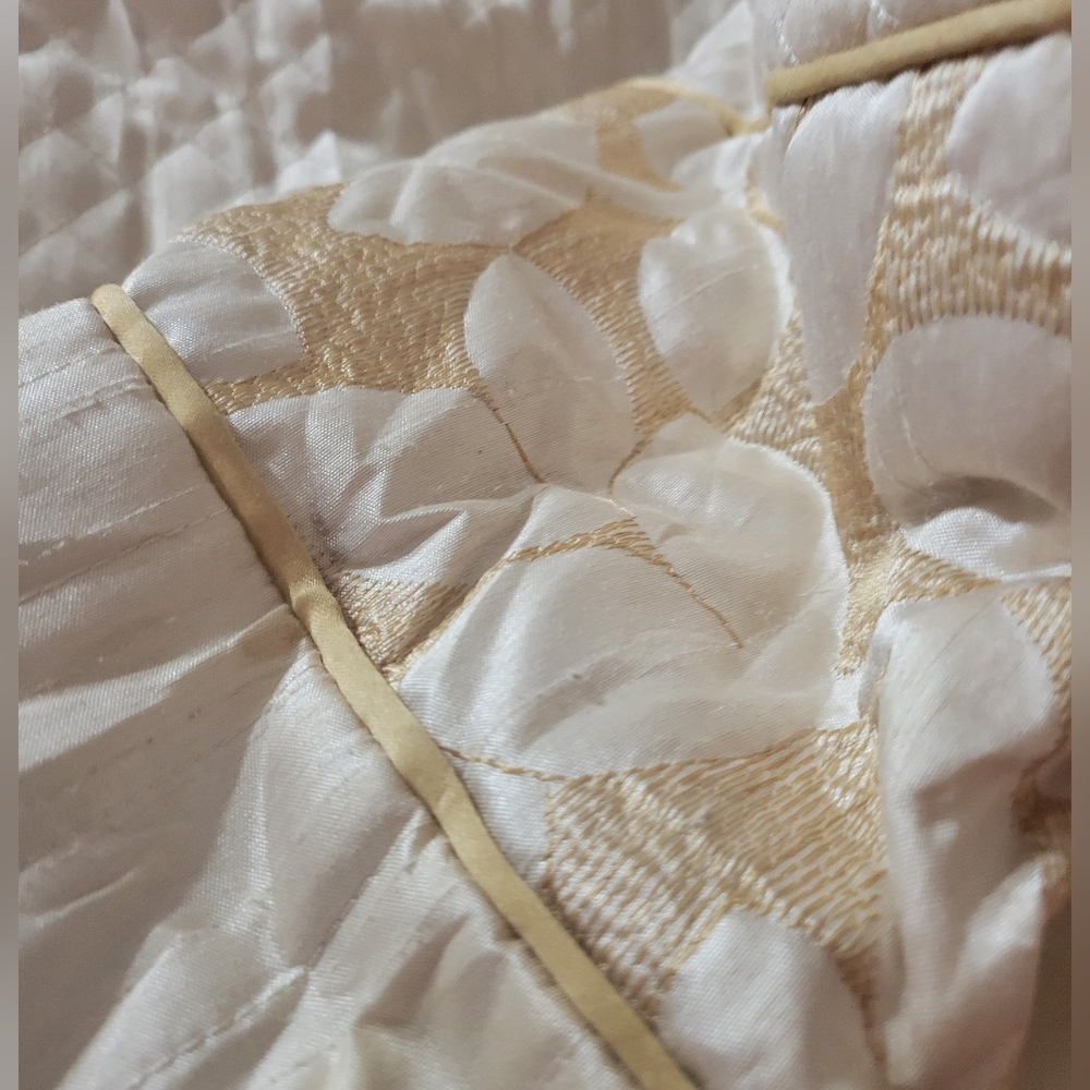 Elegant Cream & Gold Demask Luxury Bedding Set Queen Quilt, 2 Shams, 5 Pillows - Picture 8 of 13